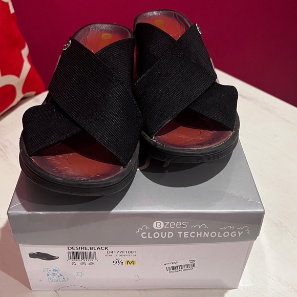 Bzees Black Women's Sandals - Picture 2 of 8